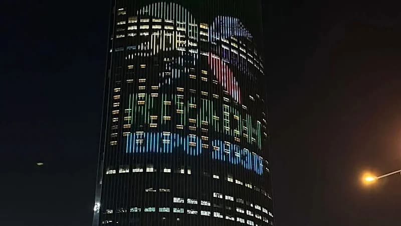 برج الرياض يتزين بالعلم الوطني بعد الفوز بتنظيم إكسبو 2030