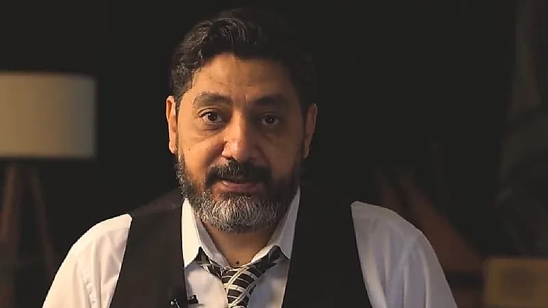 تركيا ترحل الإعلامي الإخواني حسام الغمري لسجن حدودي