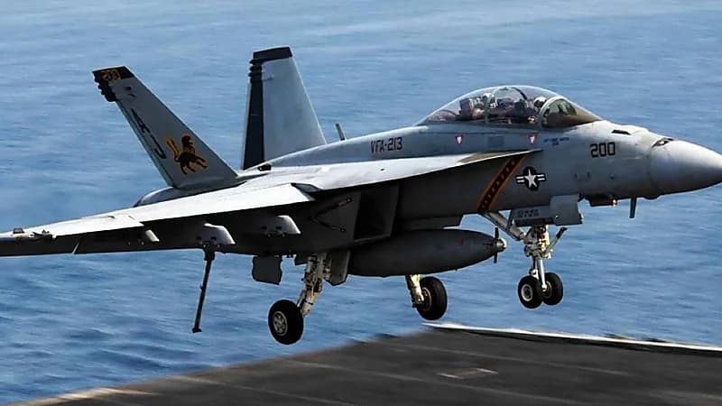 سقوط ثاني مقاتلة أمريكية في البحر