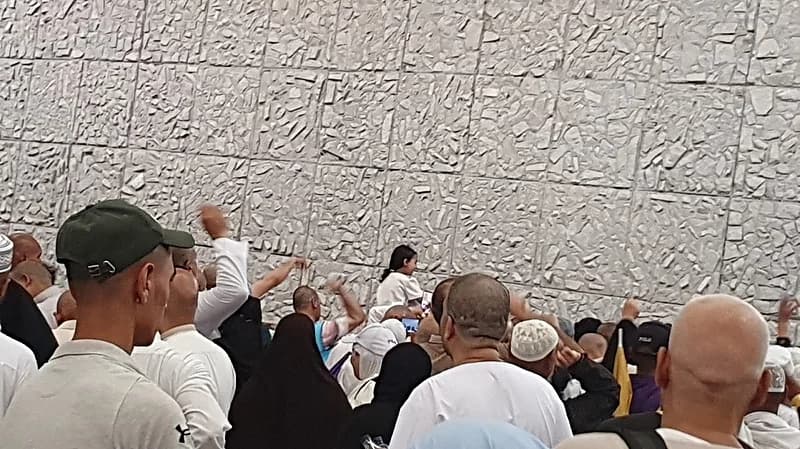 الحجاج المتعجلون يرمون الجمرات في منى..فيديو