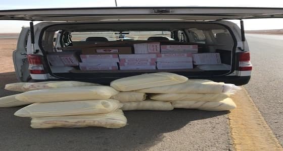 بالصور.. " أمن الطرق " و " أمانة الشمالية " يضبطان حافلة تحمل مواد غذائية بطريقة غير نظامية