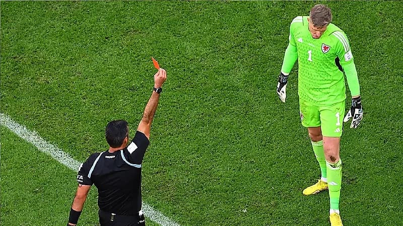 بالفيديو .. لحظة طرد حارس مرمى ويلز بعد حصوله على أول بطاقة حمراء بالمونديال