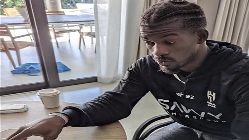 جيمي باتلر أشهر لاعبي دوري السلة الأمريكي بتيشرت الهلال