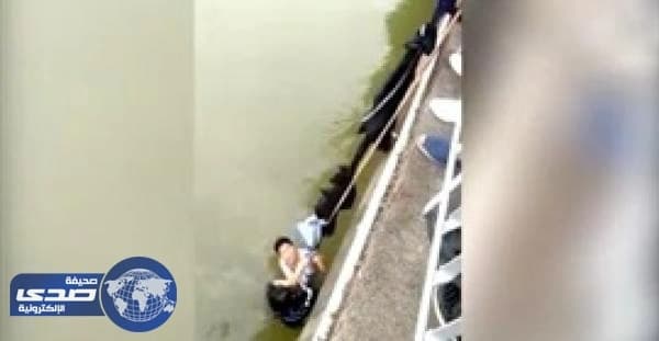 بالفيديو.. سائح يصنع حبل من ملابسه لانقاذ فتاة من الغرق