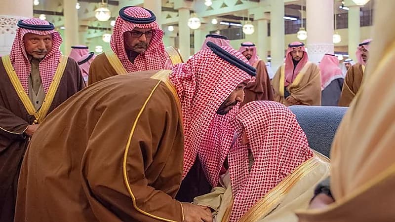 ولي العهد يقبّل رأس مفتي عام المملكة أثناء تأديته صلاة الميت الأمير محمد بن فهد