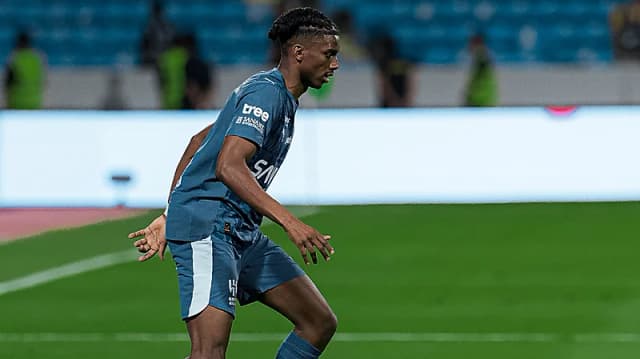 فهد العتيبي يمازح نجم الهلال ويشبهه بجناح ميلان لياو .. فيديو