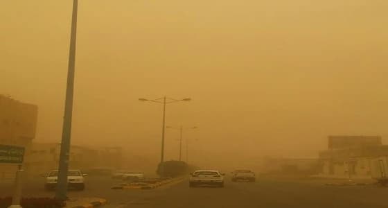 بالصور.. موجة غبار تجتاح شوارع حفر الباطن