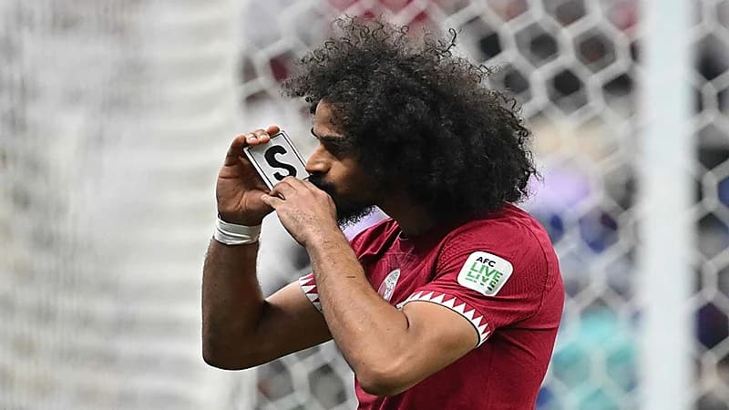 أكرم عفيف يحتفل بهدفه بخدعة سحرية .. فيديو