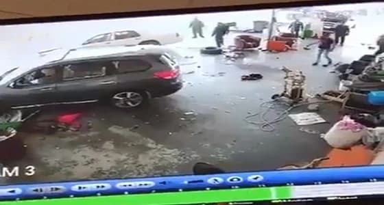 بالفيديو.. مركبة طائشة تقتحم محطة تغيير زيوت وتطيح بشخص