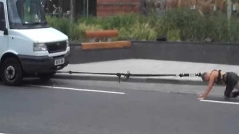 فتاة تسحب سيارتها بشعرها بعد نفاد الوقود!