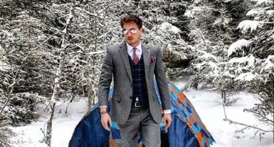 بالصور.. مدرس رياضيات يخطف الأنظار بوسامته وجاذبيته