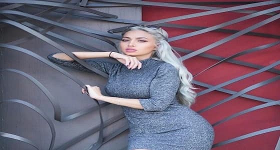 بالفيديو.. مودل روز تختبر رشاقتها بباب السيارة