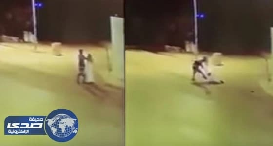 فيديو| معلم يوقف تدريس منهجه لتعليم طلابه القراءة والكتابة