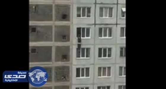 بالفيديو.. لحظة سقوط شاب من الطابق السابع