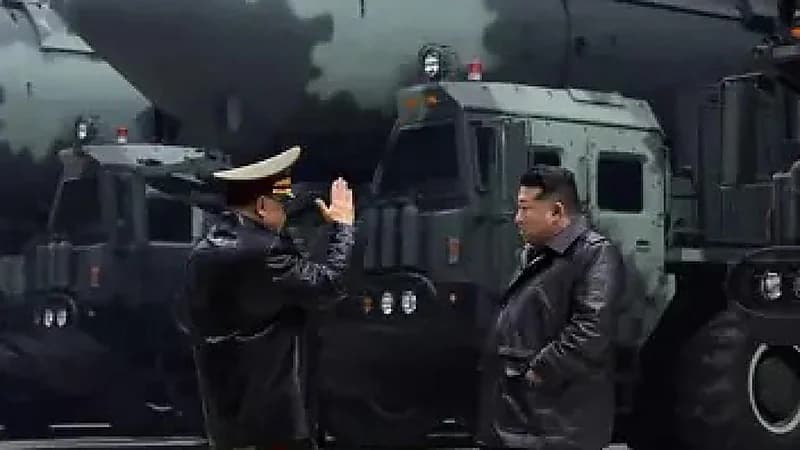 كيم جونغ أون يتفقد خط انتاج جديد للصواريخ