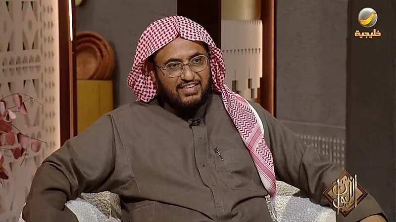 موقف طريف للدكتور الحربي مع أحد المصلين الذي كان يجهر بصوته أثناء صلاة الظهر.. فيديو