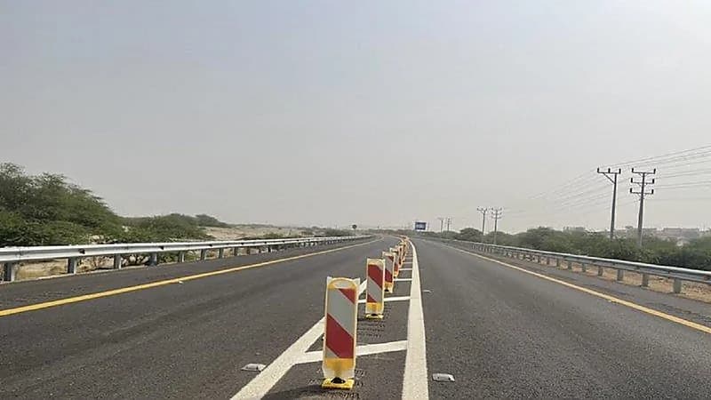 "النقل" تضع فواصل بلاستيكية على طريق "الليث – غميقة" والأهالي يطالبون بالتوسعة