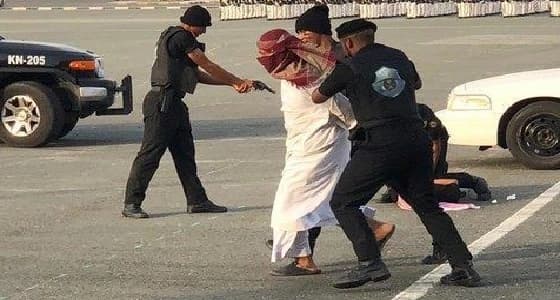 بالفيديو والصور.. رجال الأمن يحررون طفلا من قبضة خاطف بمكة