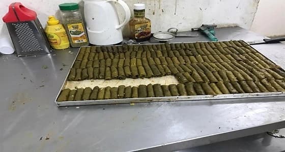 بالفيديو والصور.. الإطاحة بعمالة تدير معمل حلويات مخالف بروابي الرياض