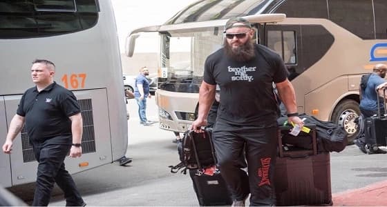 بالصور.. وصول نجوم WWE إلى جدة للمشاركة في الرويال رامبل