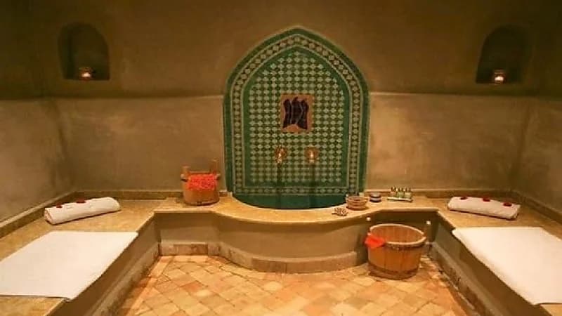 جزار مسلح يقتحم حماماً للسيدات ويثير الرعب