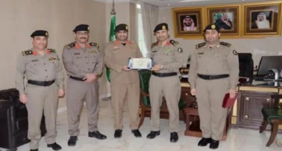 تكريم العقيد القحطاني من شرطة الشرقية بعد نيله " براءة تفكيك القنابل "