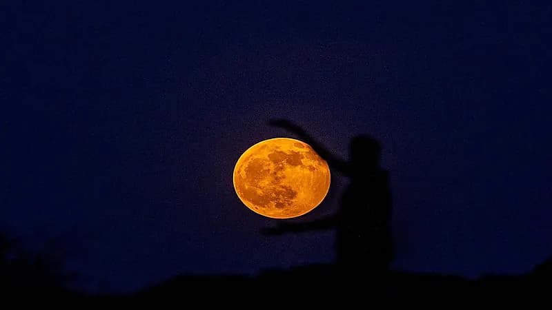 القمر الدموي يزين سماء المملكة .. صور