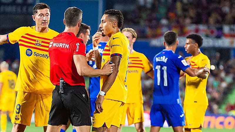 رافينيا يعتذر لجماهير برشلونة بعد واقعة الطرد أمام خيتافي