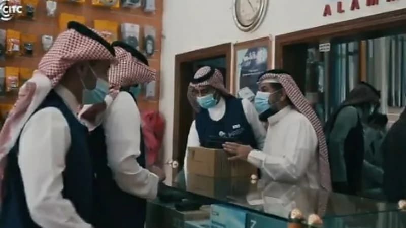 ضبط مجموعة من الأجهزة المخالفة في محلات وأسواق الاتصالات خلال جولة تفتيشية " فيديو "