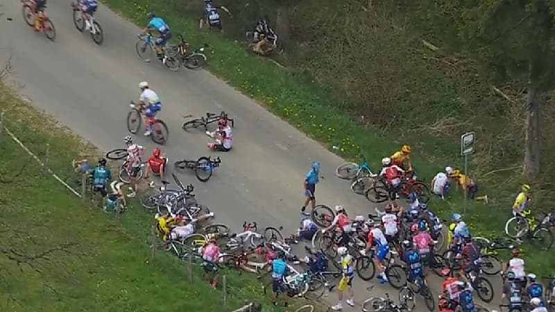 بالفيديو .. اصطدام مروع لعدد كبير من المتسابقين في سباق للدرجات