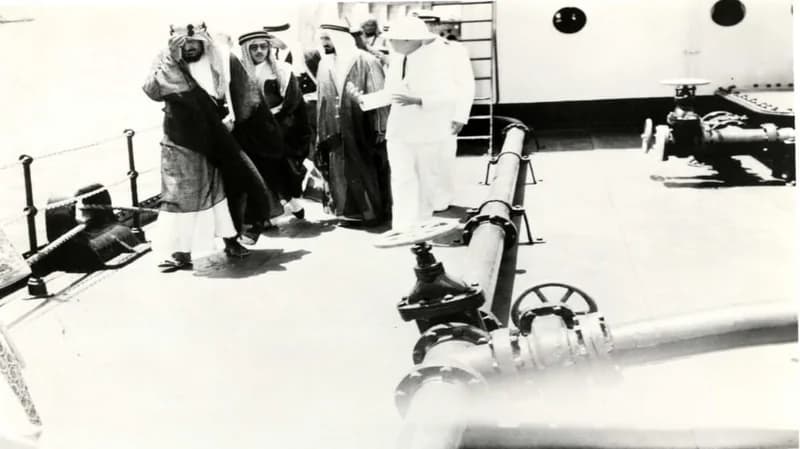 صورة نادرة للملك المؤسس على متن الناقلة سكوفيلد