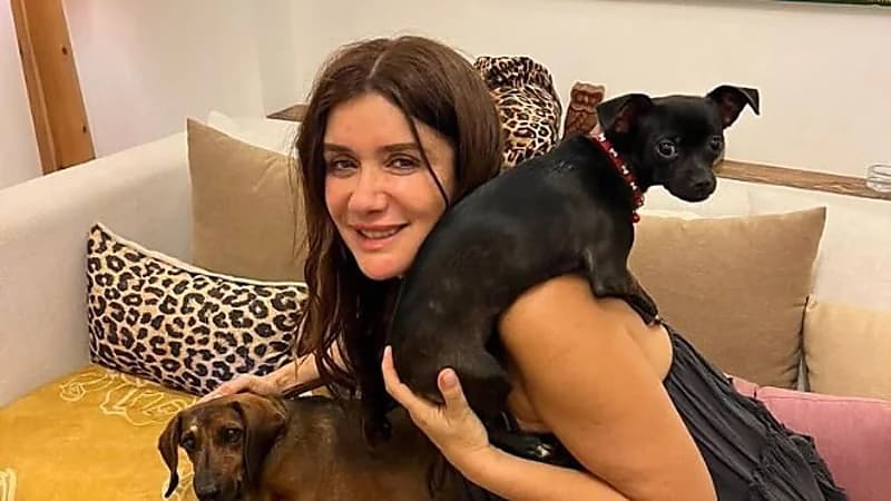 غادة عادل تشارك جمهورها صورة عفوية برفقة كلابها: دايمًا أثق في الحيوانات