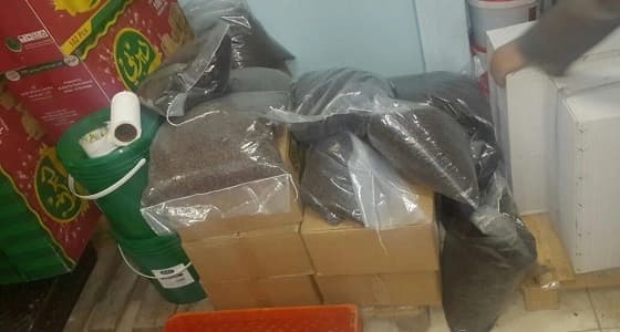 بالصور.. ضبط مستودع مخالف لتخزين المعلبات الغذائية وسط الدمام