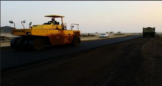 بالصور .. إصلاحات بطريق نبط الرئيسي في بلدية ينبع