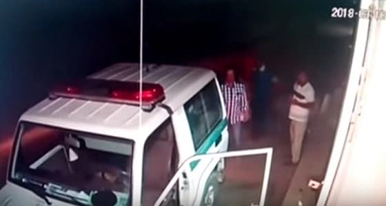 شاهد.. شجاعة رجل أمن تطيح بمروج للحبوب المخدرة