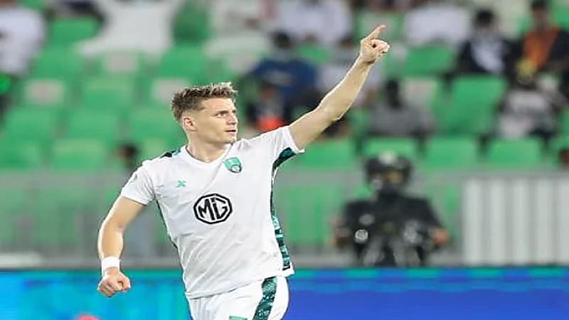 محترف الأهلي يؤدي مناسك العمرة