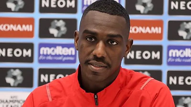 المعز علي يعبر عن حبه للهلال