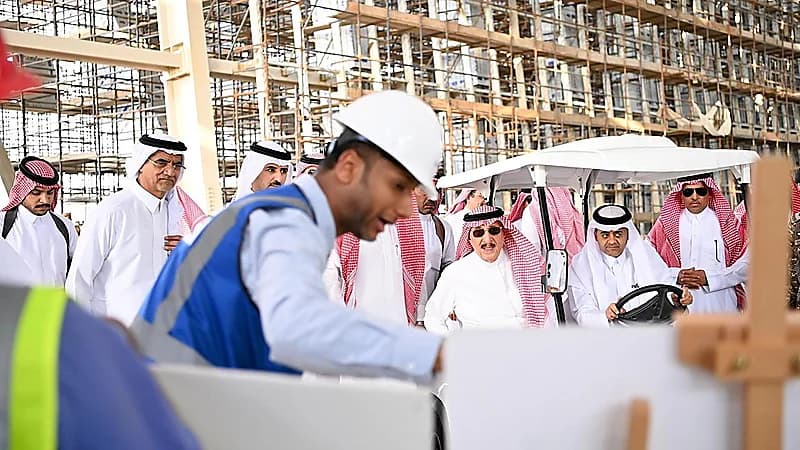 أمير جازان يتفقد سير العمل في مشروع مطار الملك عبدالله الدولي الجديد.. صور