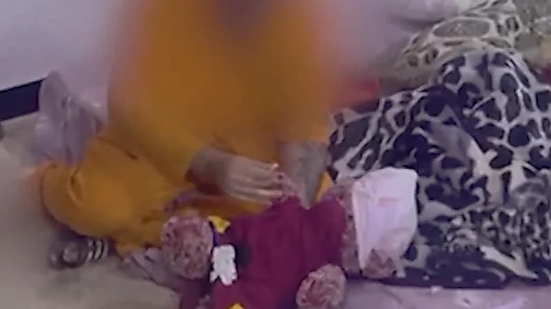 أب يعذب طفله حتى الموت بسبب كوب شاي.. فيديو