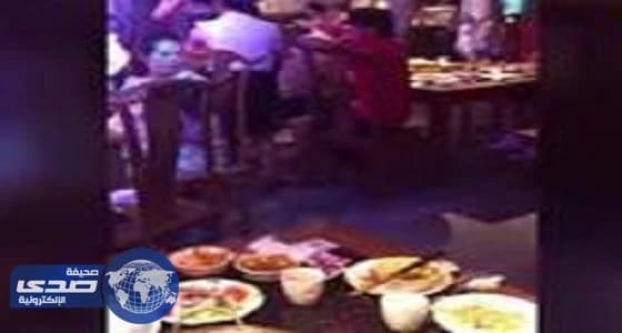 بالفيديو.. سقوط فأر من سقف مطعم يُثير ذعر الزبائن