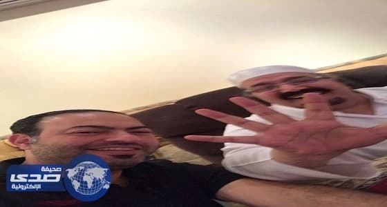 الأمير بندر بن محمد عضو شرف الهلال ورئيسه السابق يشير بالخمسة