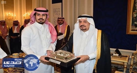 بالصور.. أمير الرياض يكرم سلطان الدوسري منقذ المحطة من الحريق