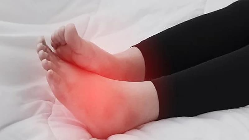 أسباب ثقل وألم القدمين عند الاستيقاظ من النوم