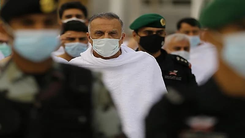 الكاظمي يؤدي مناسك العمرة