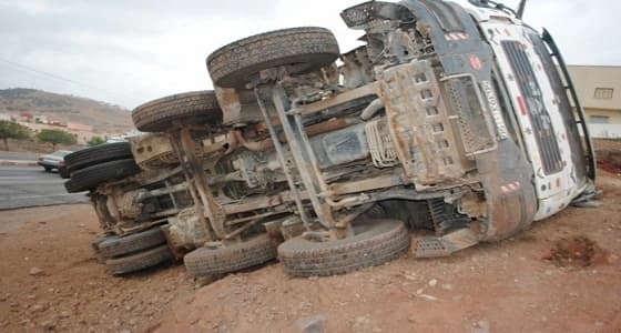 إغلاق طريق الساحل إثر انقلاب شاحنة " ديزل "