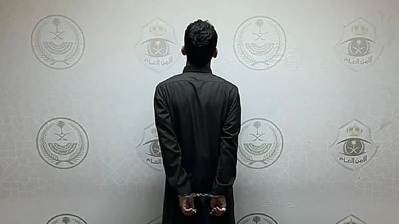 القبض على مواطن ظهر في فيديو بحمل سلاحاً نارياً بالمدينة