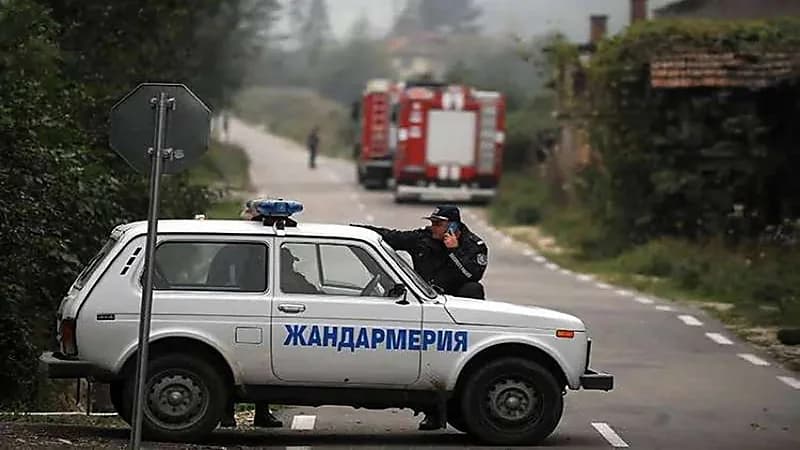 شاب يعترض على التطعيم باستخدام "قنبلة يدوية"