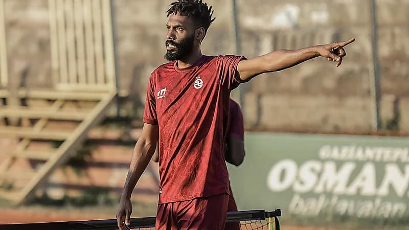 الخلود يقرر عدم تجديد عقود جحفلي وعبدالفتاح عسيري