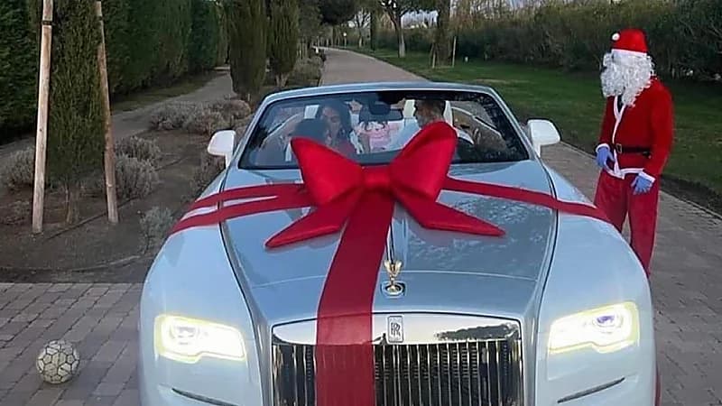 بالفيديو.. جورجينا تفاجئ رونالدو بسيارة جديدة من نوع رويس رويس آخر طراز