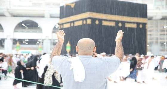 بالصور.. لحظة هطول الأمطار على الكعبة المشرفة